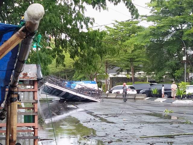 Sebuah Baliho Roboh di Jl Rajawali, Arus dialihkan 