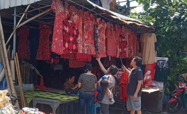 Toko Baju dan Pernik Imlek diserbu Pengunjung