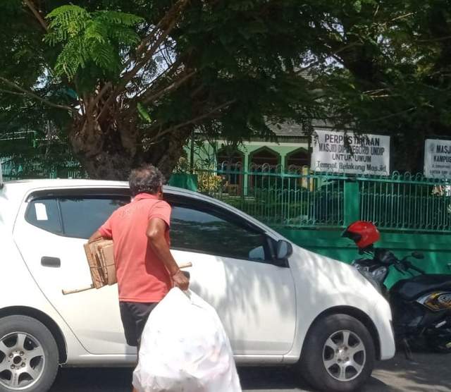 Lansia Memulung Setiap Waktu