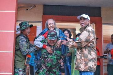 Prajurit Kodam IV/ Diponegoro Evakuasi Korban Banjir Semarang