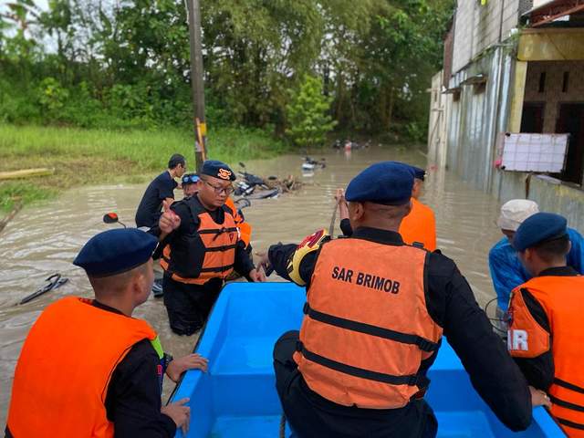 Sat Brimob jateng Terjunkan 2 Tim SAR Evakuasi Warga Dinar Indah