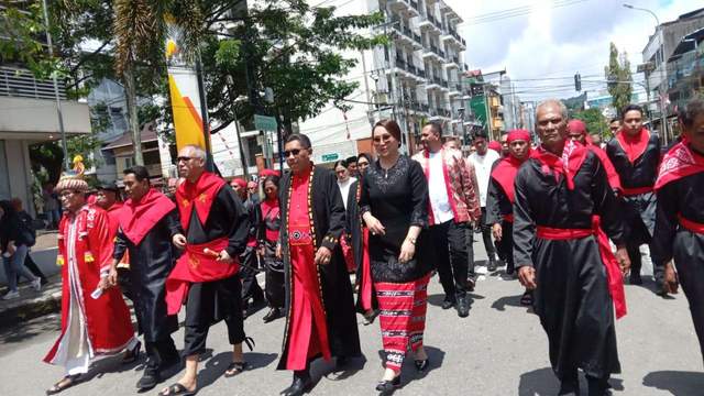Prosesi Adat Pengukuhan Upulatu dan Pati Kota Ambon