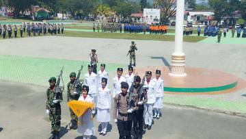 Anisa Pratiwi Tampil Memukau Saat Membawa Baki Bendera Merah Putih di Touna