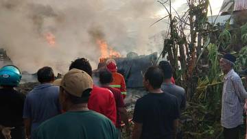 Dua Buah Tanki Berisi BBM Hangus Terbakar