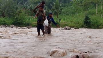 Arus Deras Kali Numponi Ancam Warga