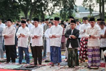 Plh. Gubernur Lampung Fahrizal Darminto Laksanakan Shalat Idul Adha di Lapangan Saburai