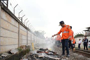 Berbahaya, Warga Dilarang Membakar Sampah di Dekat Rel