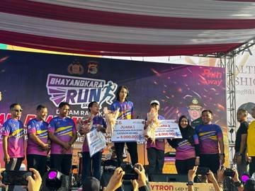 Eva Dwiana Serahkan Hadiah Juara Bhayangkara Run