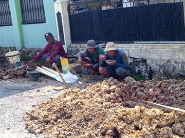 Penggalian Pipa Air Bersih di Karunia Indah Tanpa Pengawasan