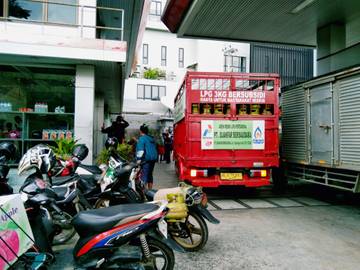 Antrian Pembelian Gas Elpiji 3kg di Bandar Lampung