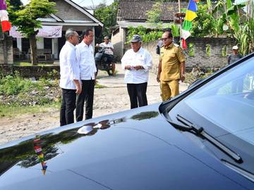 Momen Presiden Jokowi Cek Jalan Rusak di Lamsel