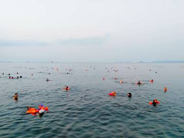 Terapi Air Laut di Pantai Gunung Kunyit