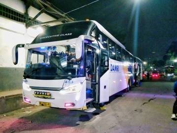Suasana Keberangkatan Penumpang Damri di Stasiun Tanjungkarang