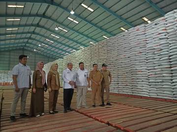 Pj Gubernur Lampung Cek Stok Beras di Bulog