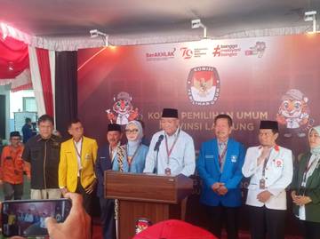 Pendaftaran Pasangan Mirza-Jihan ke Kantor KPU Lampung