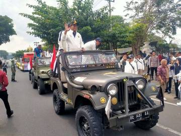 Atlet PON XXI Mengikuti Pawai Kontingen Lampung