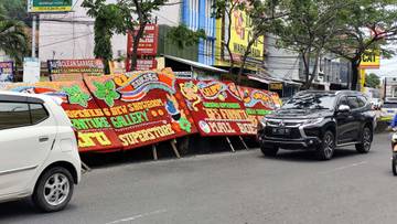 Papan Bunga Membahayakan Pengendara