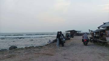 Masyarakat Kalianda Antusias Nikmati Keindahan Pantai Ketang Secara Gratis