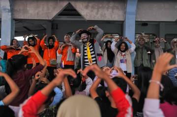 Badut Hadir Berikan Trauma Healing Anak-Anak Korban Longsor