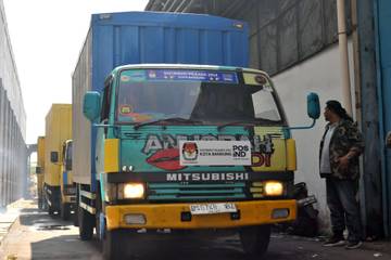 Distribusi Kotak Suara Pilkada Jawa Barat di Bandung