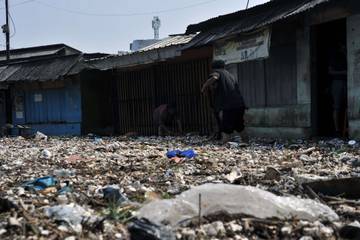 Tumpukan Sampah Banjir Akibat Luapan Sungai Citarum
