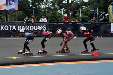 Aksi Atlet Sepatu Roda di Gor Saparua Bandung