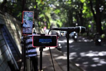 Live Streaming Tiktok di Trotoar Babakan Siliwangi