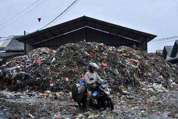 Gunung Sampah di Pasar Induk Caringin Bandung