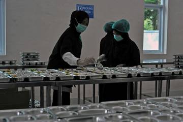 Intip Dapur Makan Siang Bergizi Gratis di Bandung