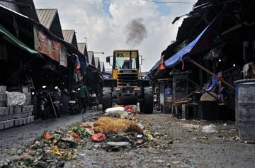 Sampah Menggunung di Pasar Induk Caringin Mulai Diangkut