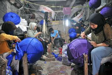Peningkatan Pesanan Lampion Jelang Imlek 2025 di Bandung