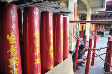 Produksi Lilin Jelang Perayaan Imlek di Bandung