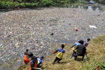 Pembersihan Tumpukan Sampah di Sungai Citarum Lama