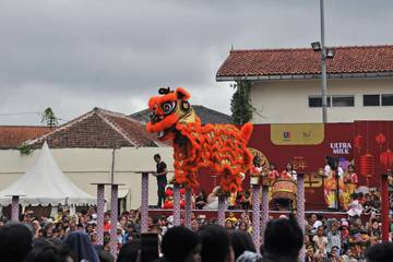 Imlek 2025, Pertunjukan Barongsai Tonggak di TSM Bandung