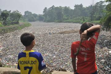 Genangan Sampah di Sungai Citarum Lama