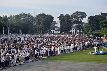Suasana Salat Idul Fitri 1446 H di Bandung