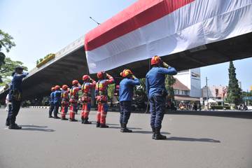 Pengibaran Bendera Merah Putih Raksasa di Flyover Pasupati
