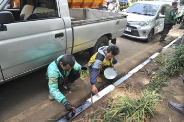 Ratusan Pengemudi Ojol Bersihkan dan Cat Ulang Trotoar