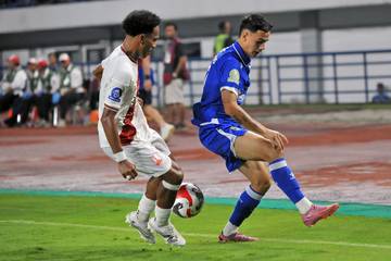 Bermain Dengan 10 Orang, Persib Tumbangkan Persis 2-0