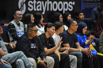 Dion Markx Hadir Saksikan Pertandingan IBL di Bandung