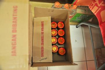 Intip Kesibukan Toko Kue Keranjang Jelang Imlek