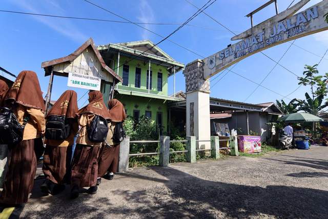 Formasi Jukung Meriahkan Festival Pasar Terapung Lok Baintan