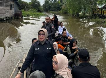 Coklit di Sungai Gampa Dengan Klotok