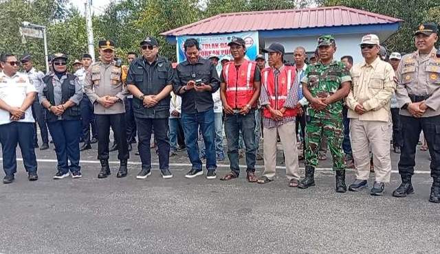 Puluhan Tukang Ojek Terima Rompi 