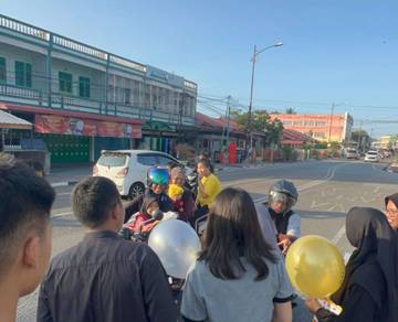 Siswa SMA Negeri 1 Bengkalis turun ke jalan berbagi takjil di bulan Ramadhan