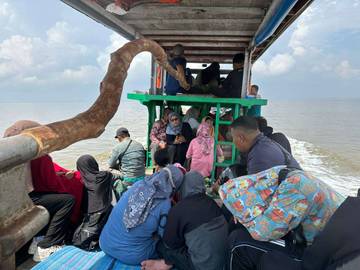 Kapal Pompong Salah Satu Alternatif Transportasi Antar Pulau di Bengkalis