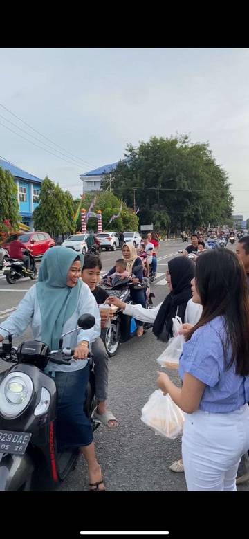 Siswa SMA Negeri 1 Bengkalis bagikan ratusan takjil Ramadhan