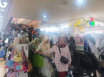 Pengunjung Pusat Perbelanjaan Jelang Lebaran