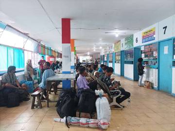 Penumpang Bus Tujuan Jawa Padati Terminal Baranagsiang
