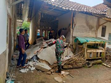 Rumah Warga Sukabumi Ambruk Diguncang Gempa Garut